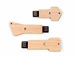 USB-Sticks aus Holz in verschiedenen Designs, ideal für individuelle Logos und kreative Werbeideen.