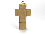 USB-Stick in Form eines Kreuzes aus hellem Holz, ideal für individuelle Logos und persönliche Geschenke.