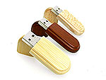 Drei USB-Sticks aus Holz in verschiedenen Farbnuancen, ideal für personalisierte Werbeanwendungen.