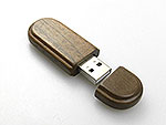 USB-Stick aus dunkelbraunem Holz mit abnehmbarer Kappe und Platz für ein individuelles Logo. Ideal für Werbezwecke.