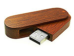 USB-Stick mit elegantem Holzdesign, ausklappbar und ideal für individuelle Logo-Drucke.