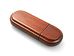Eleganter USB-Stick aus Holz in rotbrauner Farbe, ideal für individuelle Logoplatzierungen und Werbezwecke.