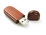 USB-Stick in ovaler Form aus hellem Holz mit abnehmbarem Deckel und Platz für individuelle Beschriftungen.