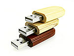 Drei USB-Sticks aus Holz in verschiedenen Farben, ideal für individuelle Markenwerbung und Logo-Druck.