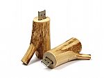 USB-Stick aus hellem Holz mit einzigartigem Design und Platz für eine individuelle Logo-Gestaltung. Ideal für Werbezwecke.