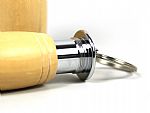 USB-Stick mit elegantem Holzkorpus und verchromtem Metallanschluss, ideal für individuelle Branding-Möglichkeiten.