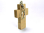 USB-Stick im Kreuzdesign aus hellem Holz mit Platz für individuelle Logos und praktischem Schlüsselanhänger.