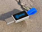 USB-Stick mit LED-Beleuchtung und flexiblem blauen Anhänger für individuell bedruckbare Logos. Ideal für Werbung.