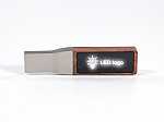 USB-Stick mit elegantem Holzdesign und beleuchtetem Bereich zur individuellen Logo-Bedruckung.