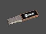 USB-Stick mit elegantem Holzdesign und beleuchtetem Bereich für individuelle Logo-Displays. Praktisch und stylish für Werbezwecke.