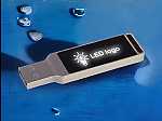 LED-beleuchteter USB-Stick mit modernem Metallgehäuse und individuellem Platz für Logo-Druck. Ideal für Werbezwecke.