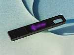 USB-Stick mit schwarzem Gehäuse, LED-Logo-Bereich und praktischer Karabinerbefestigung für individuelles Branding.