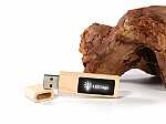 USB-Stick aus Holz mit bedruckbarem LED-Bereich und abnehmbarem Deckel für individuelles Branding.