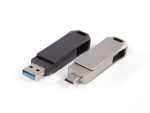 USB-Stick im modernen Design mit zwei verschiedenen Anschlussarten, perfekt für individuelle Branding-Möglichkeiten.