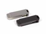 Zwei elegante USB-Sticks in Silber und Schwarz mit Platz für individuelles Branding und Firmenlogos.