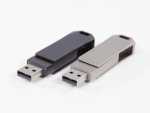 Zwei moderne USB-Sticks mit metallischem Gehäuse in Schwarz und Silber und Platz für individuelle Logo-Drucke.