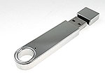USB-Stick mit schlankem, silbernem Metallgehäuse und Platz für Ihre individuelle Logo-Gestaltung.