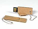 Nachhaltiger USB-Stick aus Wellpappe mit individuellem Logo-Bereich und praktischer Kette für einfachen Transport.