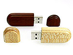 USB-Sticks aus hell- und dunkelbraunem Holz mit Platz für individuelle Logobeschriftung. Ideal für nachhaltige Werbung.