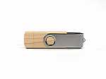 USB-Stick mit natürlichem Holzdesign und einem verchromten Drehmechanismus für individuelles Branding.