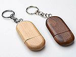 USB-Sticks aus Holz in zwei Farben mit Schlüsselring, ideal für personalisierte Werbung oder Firmenlogos.