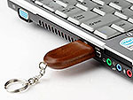USB-Stick aus dunklem Holz mit Schlüsselring, ideal für individuelle Logo-Drucke und als stilvolles Werbegeschenk.