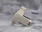 USB-Stick in stilvollem Design mit drehbarem Metallgehäuse und Platz zur individuellen Logo-Gestaltung.