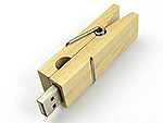 USB-Stick in Form einer Wäscheklammer aus Holz, mit einem Platz für individuelles Branding. Praktisches Werbegeschenk.
