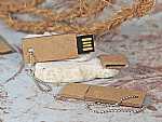 USB-Stick in umweltfreundlicher Wellpappe mit Platz für individuelles Branding und Kette zur Befestigung.