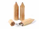 USB-Stick in Form eines Bleistifts aus Holz mit herausziehbarem USB-Anschluss und Platz für individuelles Branding.