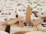 USB-Stick in Form eines Bleistifts aus Holz, ideal zum Bedrucken mit individuellem Firmenlogo.