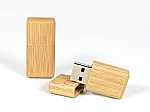 USB-Stick aus hellem Holz mit elegantem Design und Platz für individuelle Logo-Gestaltung. Ideal für Werbezwecke.