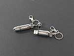 USB-Torpedo in Chrom-Optik mit Gravur und Schlüsselanhänger, ideal für individuelle Werbung und Promotions.
