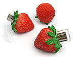 USB-Stick in Erdbeerform mit grünem Laub, ideal für kreative Werbung und individuelle Logo-Druckmöglichkeiten.