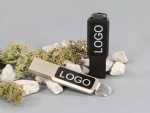 USB-Sticks in Schwarz und Silber mit Platz für individuelles Logo, um Firmenbranding optimal zu präsentieren.