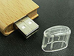 USB-Stick mit elegantem Holzgehäuse und transparenter Schutzkappe für sicheren Transport und individuelle Gestaltungsmöglichkeiten.