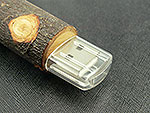 USB-Stick mit natürlichem Holzdesign, transparentem Gehäuse und Platz für individuelle Logo-Gravuren.