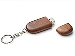 USB-Stick aus dunklem Holz mit Schlüsselanhänger, ideal für individuelles Branding und als Werbegeschenk.