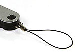 USB-Stick mit elegantem Design und praktischem Kabelanhänger für hohe Benutzerfreundlichkeit und Portabilität.
