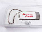 USB-Stick mit silbernem Gehäuse und Platz für individuelles Branding, verpackt in einer eleganten Box.