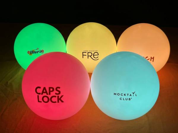 Bunte LED-Leuchtkugeln mit Logo-Druck in verschiedenen Farben für kreative Werbung und Eventgestaltung.
