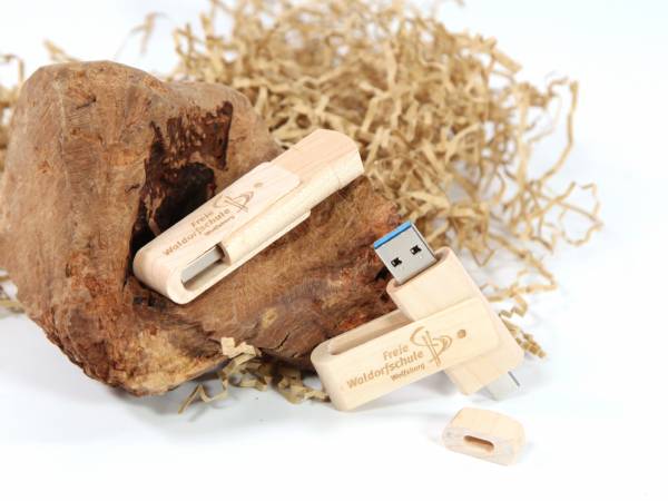 USB-Stick aus Holz im naturnahen Design mit individuellem Logo-Druck für kreative Werbeaktionen.