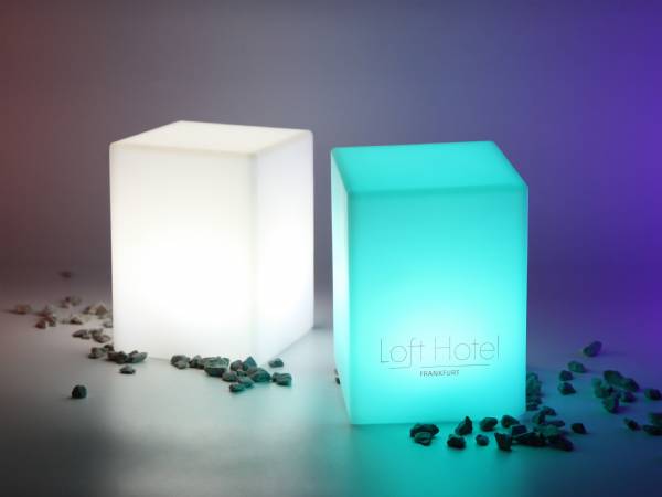 Eckige LED Leuchtsäulen | Tischleuchten mit Logo
