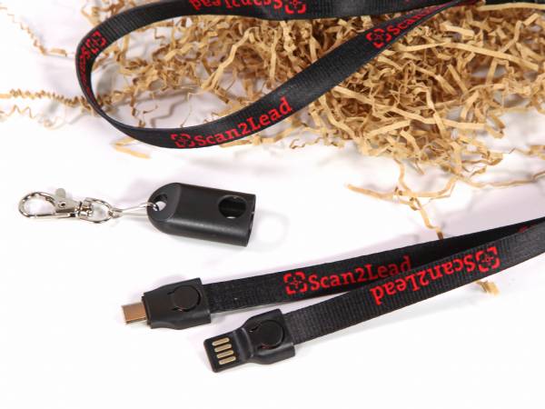 Lanyard mit integriertem USB-C Ladekabel und bedruckbarem Logo-Bereich für individuelle Werbung.