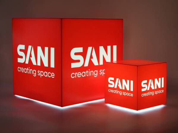 sani roter led wuerfel mit logo