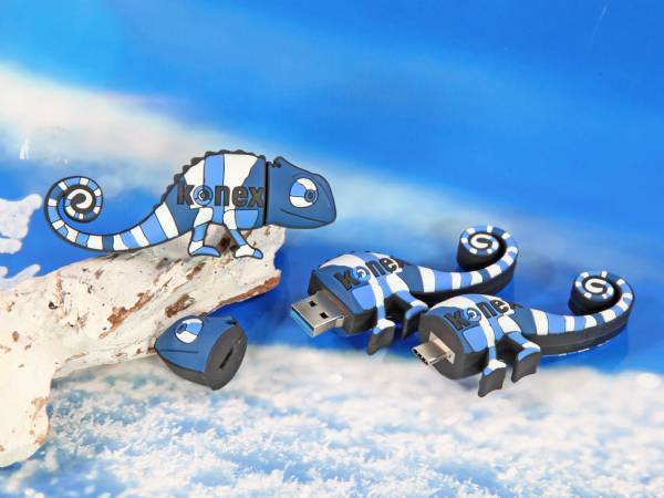 USB-Stick in Chamäleon-Design mit blau-weißen Streifen und Platz für individuelles Logo. Ideal für Werbezwecke.