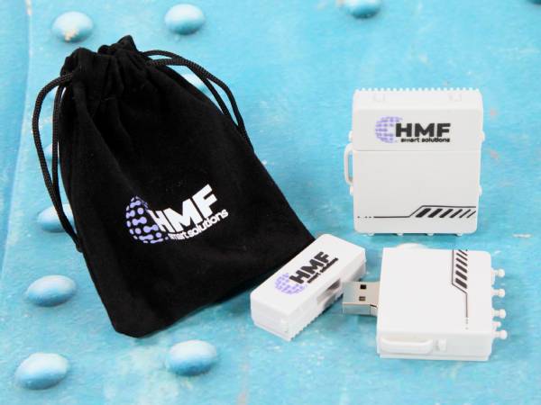 USB-Stick im modernen Design mit individuellem Logo-Bereich und dazugehörigem schwarzen Beutel für eine ansprechende Präsentation.