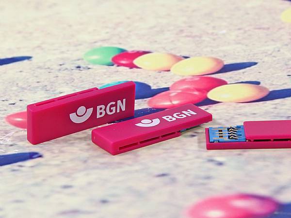 USB-Stick mit Clip, Büroklammer und Geldclip aus Kunststoff, bedruckt mit Logo