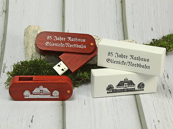 usb stick holz rotbraun rustikal natur werbung