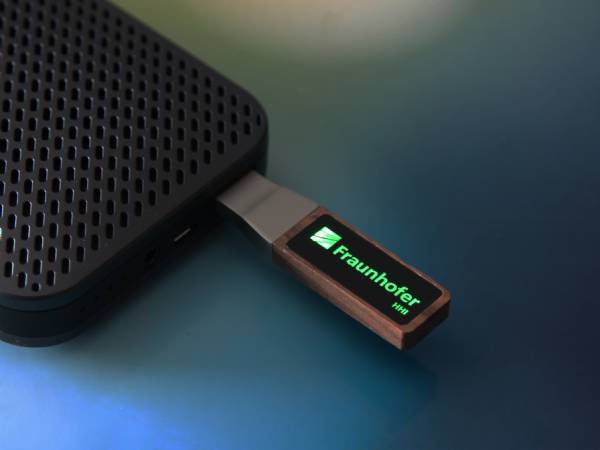 LED USB-Stick aus Metall und Holz mit Leuchteffekt, idealer Werbeartikel